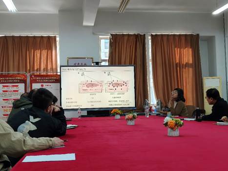 人们在看台上的人在房间里AI 生成的内容可能不正确。